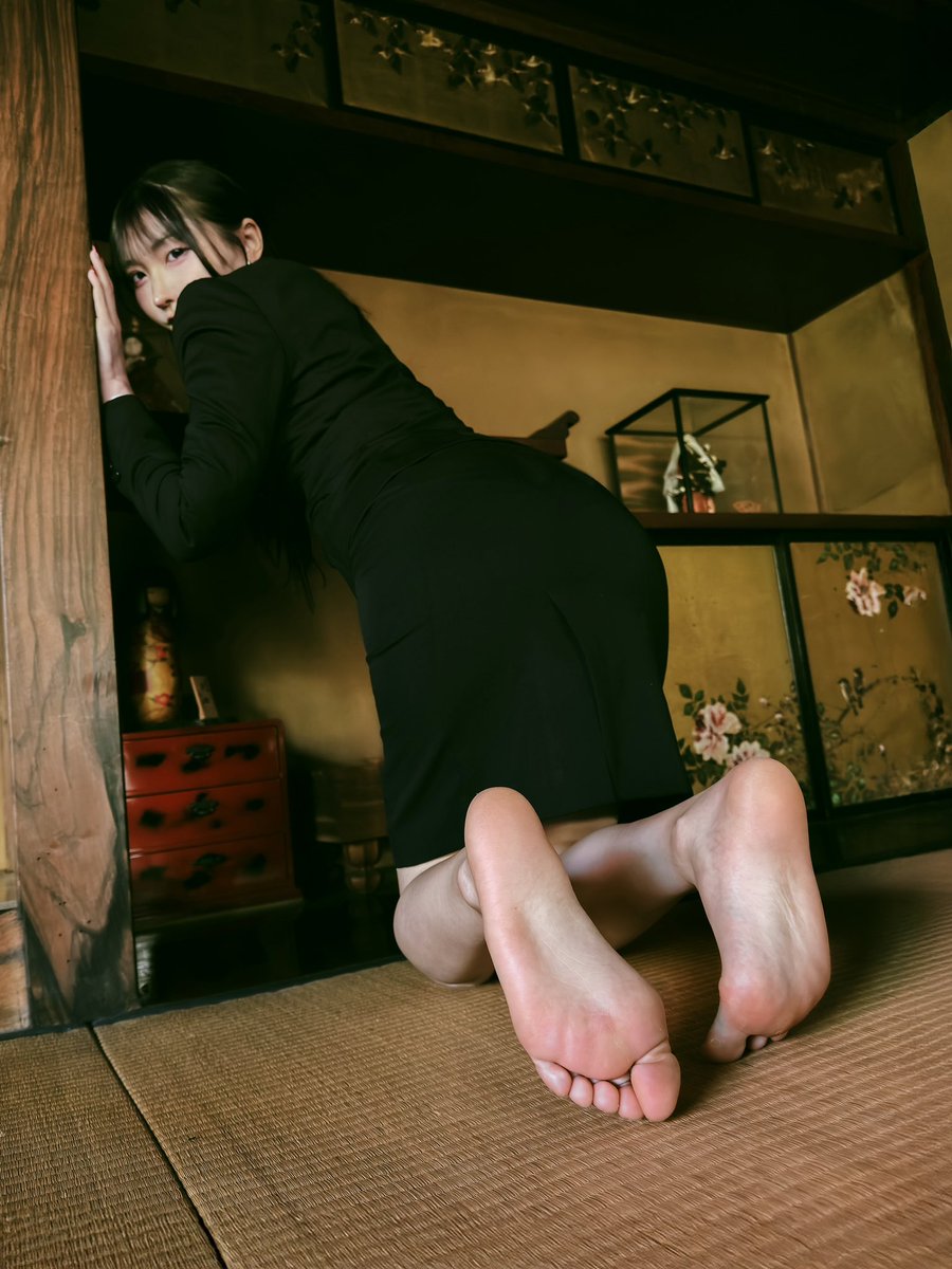 ashiuraten's tweet photo. 【伊織芽衣さん】写真集販売開始です🥳🎊

足裏博では少ししか掲示出来ませんでしたが、全部で82ページあります！

全画像DLデータで販売致しますので、是非ご覧ください。

詳細と購入リンクはリプに書きますので是非覗いてみてください〜😊 https://t.co/14F6EkkzV3