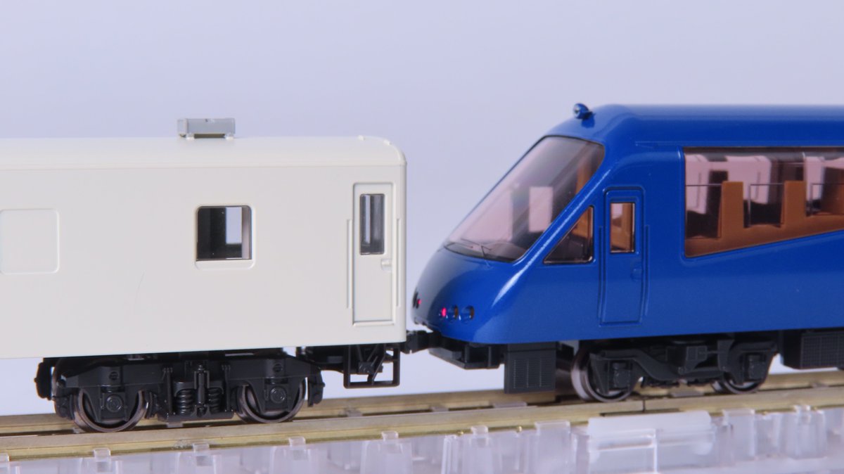kato_team's tweet photo. 【試作品紹介】
一両ごとに異なる個性を持つ＜THE ROYAL EXPRESS＞。KATOではまず電車タイプの8両編成を製品化。外観はもちろん、テーブルランプが灯る内装まで美しく表現します。そして、客車としての運行形態を再現する「客車化セット（仮称）」や、新規金型のDE15を含む各種牽引機も企画中です。
https://t.co/E9XqkjXUod