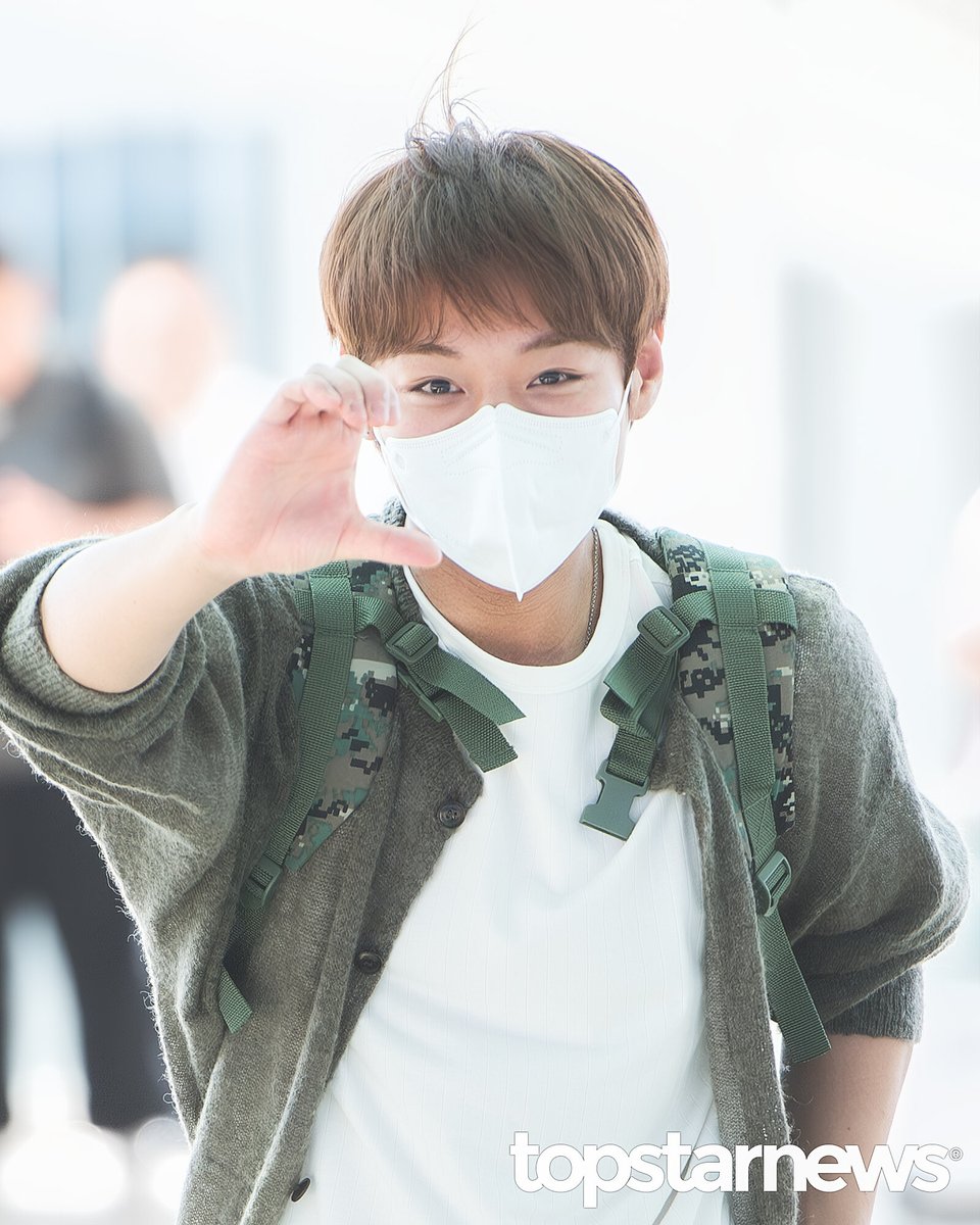 jhlOvOer's tweet photo. https://t.co/9uadQB6LZy

[HD포토] 박지훈, ‘앙큼한 반쪽하트’ (인천공항 출국)
https://t.co/HH5Cf3ZoYQ https://t.co/gSJB4dDrz0