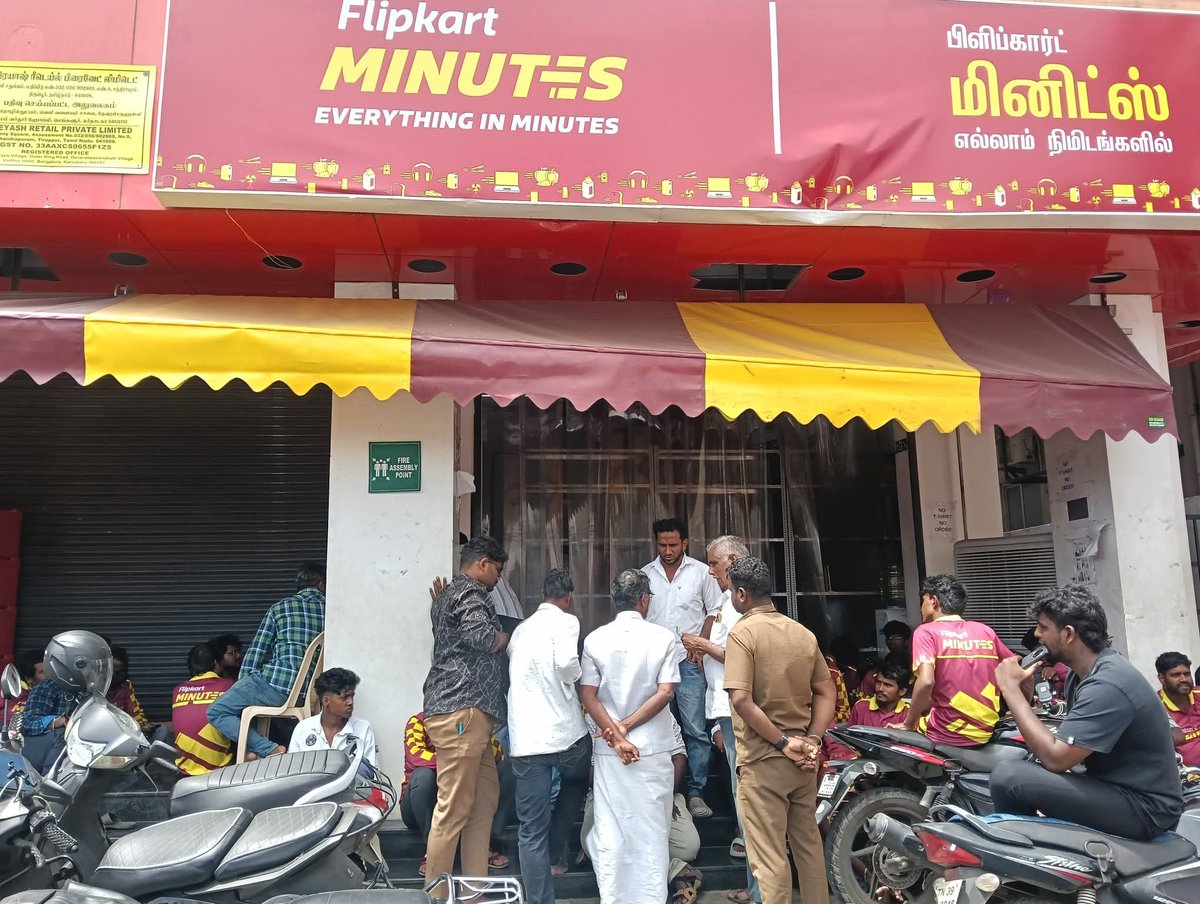 CpimNorth's tweet photo. பிளிப்கார்ட் மினிட்ஸ் ஊழியர்கள் போராட்டம்!
#tiruppur #flipkart #flipkartminutes
#rider #tiruppur #labouroffice 
#Govt #TNGovt #Labourminister 
#labourUnion #cmotamilnadu
#GIGworkers https://t.co/AHOGz1X7OO