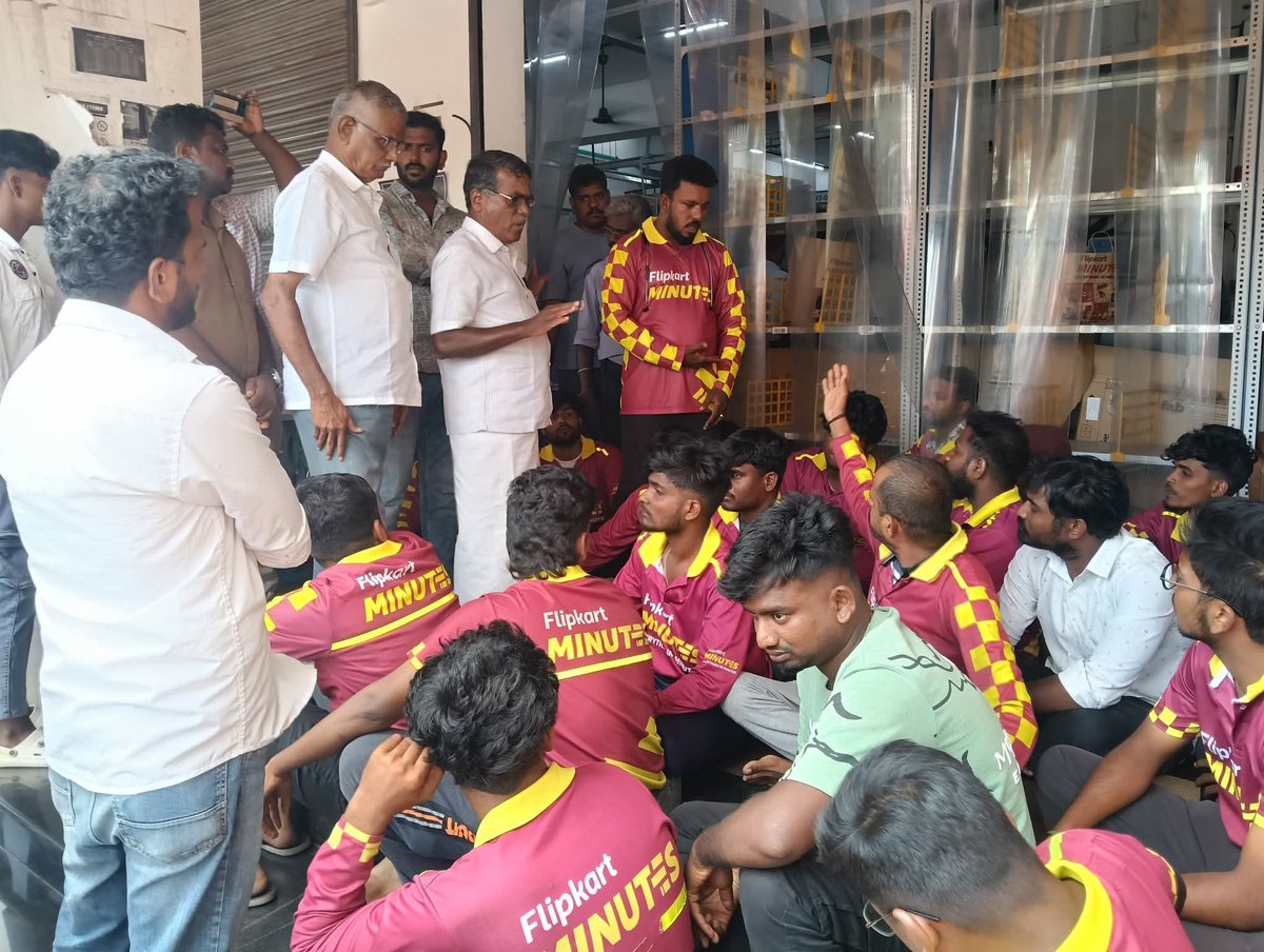CpimNorth's tweet photo. பிளிப்கார்ட் மினிட்ஸ் ஊழியர்கள் போராட்டம்!
#tiruppur #flipkart #flipkartminutes
#rider #tiruppur #labouroffice 
#Govt #TNGovt #Labourminister 
#labourUnion #cmotamilnadu
#GIGworkers https://t.co/AHOGz1X7OO