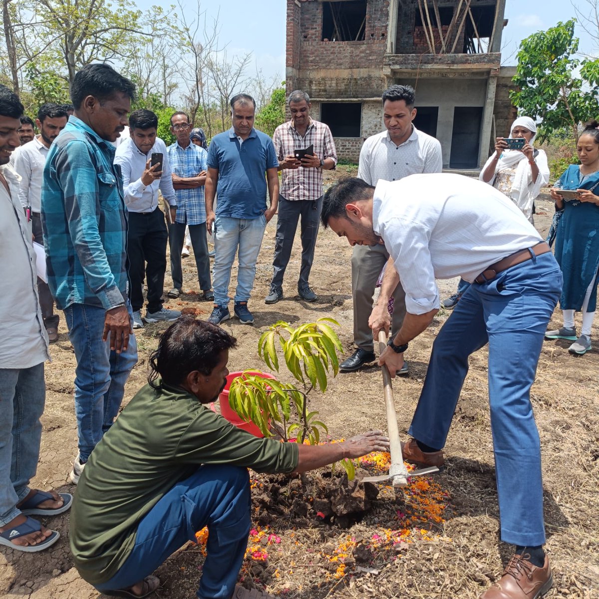 ddo_Tapi's tweet photo. આજરોજ વ્યારા તાલુકાના વાઘઝરી ગામની મુલાકાત દરમિયાન આંગણવાડી કેન્દ્ર, મનરેગા અંતર્ગત ગામના તળાવને ઊંડા કરવાની કામગીરી તથા નિર્માણાધીન ગ્રામ પંચાયત ઘરનું નિરીક્ષણ કરવામાં આવ્યું. સાથે જ વિશ્વ પર્યાવરણ દિવસ નિમિત્તે વૃક્ષારોપણ કાર્યક્રમ યોજવામાં આવ્યો.
@CMOGuj 
@infotapigog24 https://t.co/vxxemoVWeD