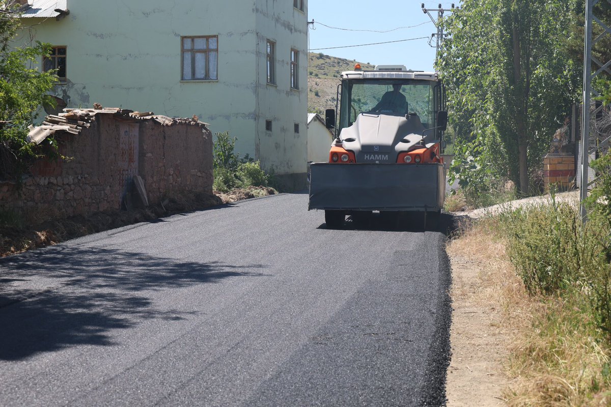 elazigozelidare's tweet photo. Elazığ İl Özel İdaresi BSK Asfalt Sezonunu Açtı

Elazığ İl Özel İdaresi, 2026 yılı Bitümlü Sıcak Karışım (BSK) asfalt sezonunu açtı. Sezonun ilk asfalt serimi, merkeze bağlı Bağlarca Köyü’nde gerçekleştirildi.

Kırsal bölgelerde ulaşım kalitesini artırmak amacıyla sürdürülen çalışmalar kapsamında ekipler, Bağlarca Köyü’nde asfalt serimine başladı. Yeni sezonla birlikte il genelindeki köy yollarında planlanan asfalt çalışmalarının etaplar halinde devam edeceği bildirildi.

İl Özel İdaresi tarafından yürütülen çalışmalarla kırsal altyapının güçlendirilmesi, ulaşım güvenliğinin artırılması ve vatandaşların daha konforlu yol hizmetine kavuşması hedefleniyor. Yeni asfalt sezonunda birçok köy yolunun sıcak asfaltla buluşturulması planlanıyor.

#ElazığİlÖzelİdaresi #ŞehrinHerYerinde 

@numanhatipoglu @cemilyatkin