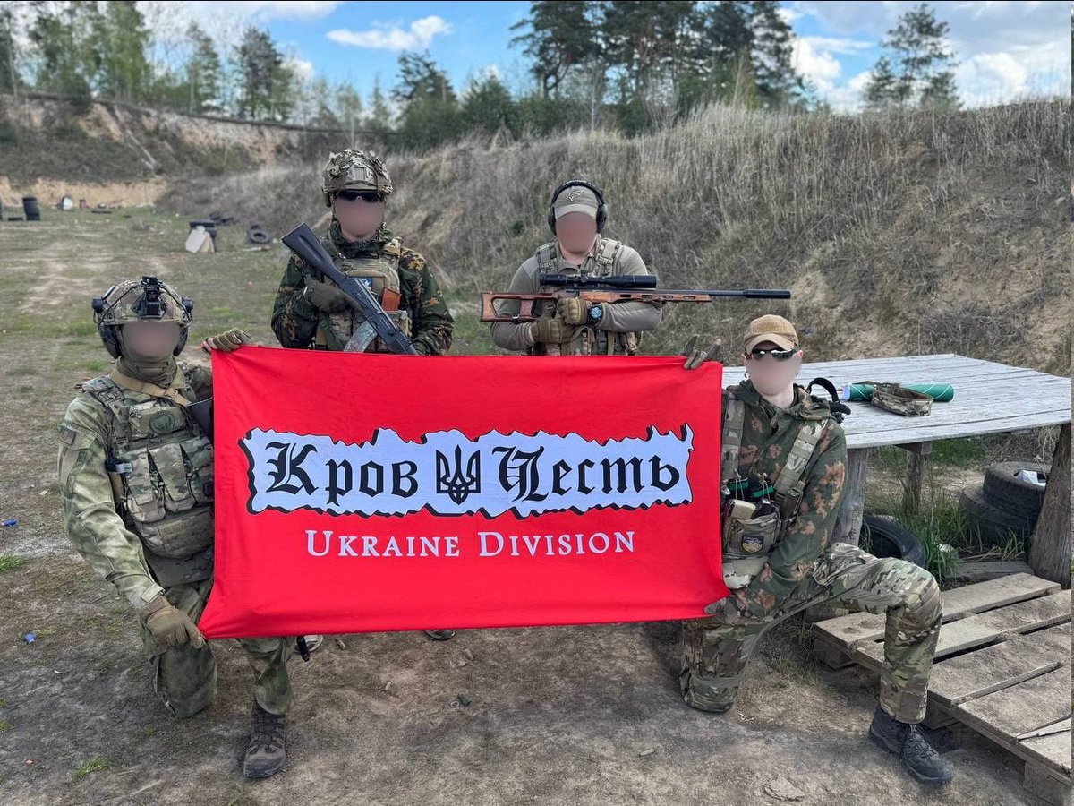 ch_mitsch's tweet photo. #GegendasVergessen - Verteidiger der westlichen Werte

Akademische und Überwachungsberichte identifizieren "Combat 18" neben "Blood & Honour Division Ukraine" als aktive rechtsextreme Gruppen im Land. Mitglieder werden manchmal in verschiedene ukrainische Militäreinheiten eingebettet, anstatt große unabhängige Formationen zu bilden.

*Ich distanziere mich von der gezeigten Ideologie.