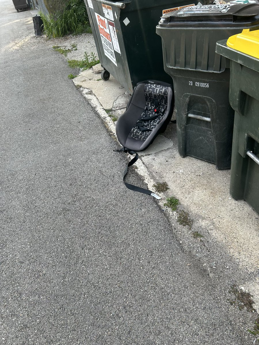 trashndgarbage's tweet photo. Car seat baby rest https://t.co/X03yxdVsQz
