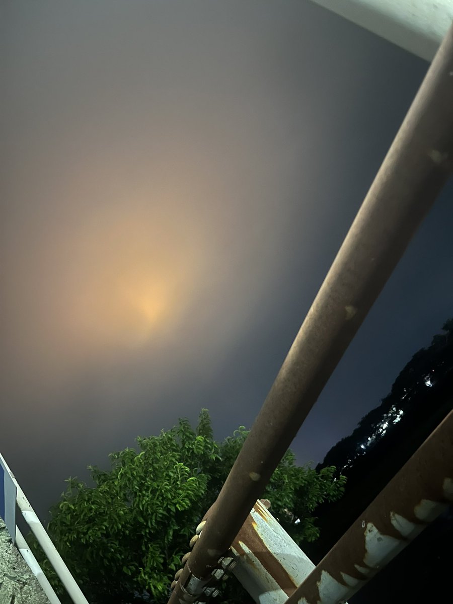 fantomnain's tweet photo. たまに夜空が赤黒い時ってあるよな。
これって日没時に外れた夕日が雲だけに当たってなってんのかね…
異世界みがあるよなε-(´∀｀) https://t.co/oSPUrP1KOy