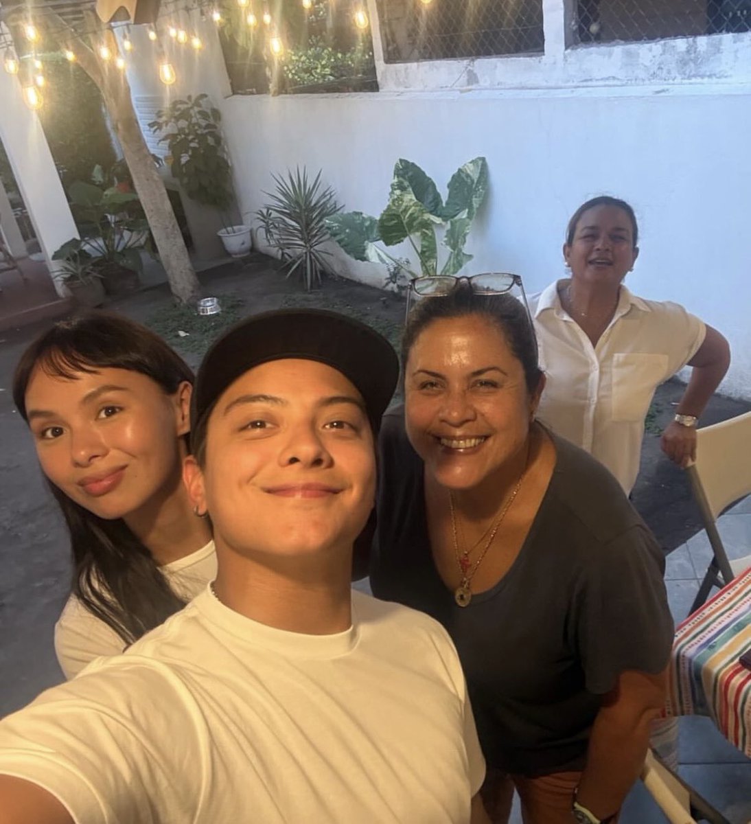 blairwaldorfs_'s tweet photo. dj and kaila visiting the fords' family friends in dumaguete ♥️ https://t.co/v5BfpphIrD