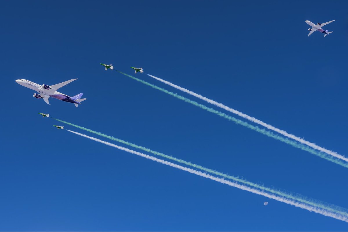 saudihawks's tweet photo. صور توثق مرافقة الصقور السعودية لأولى طائرتي طيران الرياض في سماء الوطن، احتفاءً ببداية فصل جديد في قطاع الطيران السعودي.
Saudi Hawks escorting Riyadh Air’s first two aircraft across the skies of the Kingdom, marking the beginning of a new chapter in Saudi aviation. https://t.co/6kj6YNaGUd