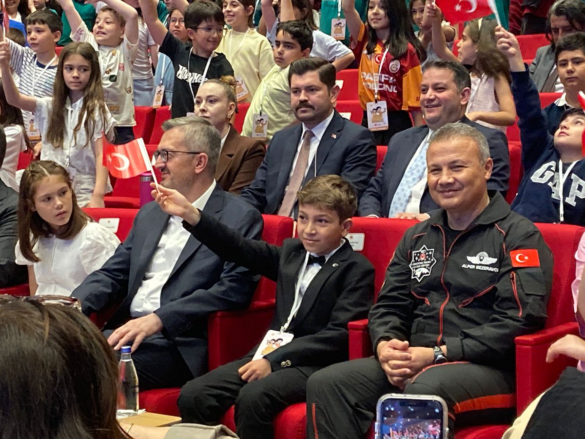 elazigmem's tweet photo. Cumhurbaşkanlığı İletişim Başkanlığı tarafından düzenlenen “CİMER’e Renk Kat” Resim Yarışması’nda Ali Kuşçu Bilim ve Sanat Merkezi Görsel Sanatlar Bölümü öğrencisi ve Gönül İhsan Tangülü İlkokulu 4-A sınıfı öğrencisi Mustafa Sefa AKDENİZ, ilkokul kategorisinde 1360 eser arasında Türkiye 1. oldu.
Milli Eğitim Müdürü Beraat ŞAHİN öğrencimiz Mustafa Sefa’yı tebrik ederek başarılarının devamını diledi.
Mustafa Sefa AKDENİZ ve Danışman Öğretmenimiz Saliha AYDEMİR’i tebrik eder, başarılarının devamını dileriz. @tcmeb @Yusuf__Tekin @numanhatipoglu  @SahinBeraat  #elazığ
