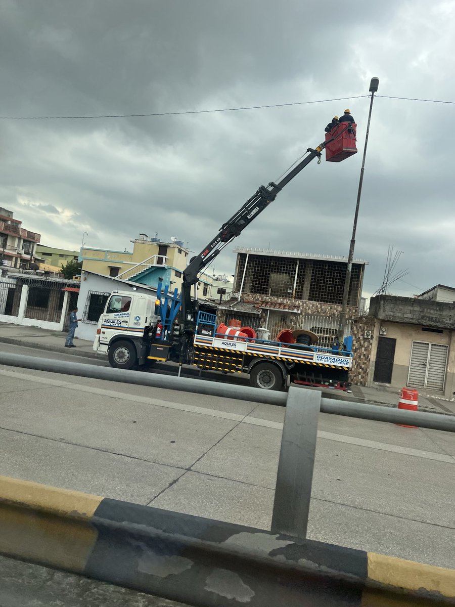 Cdla29dejunio's tweet photo. Agradecemos al Departamento de OOPP Eléctricas por atender nuestro requerimiento y reparar las luminarias de la Av. Pedro Menéndez Gilbert.

Una avenida iluminada es una avenida más segura para todos. 💡
@aquilesalvarez @taticoronelf @ArturoJEscala @alcaldiagye @181Responde https://t.co/WpXjMkdmT6