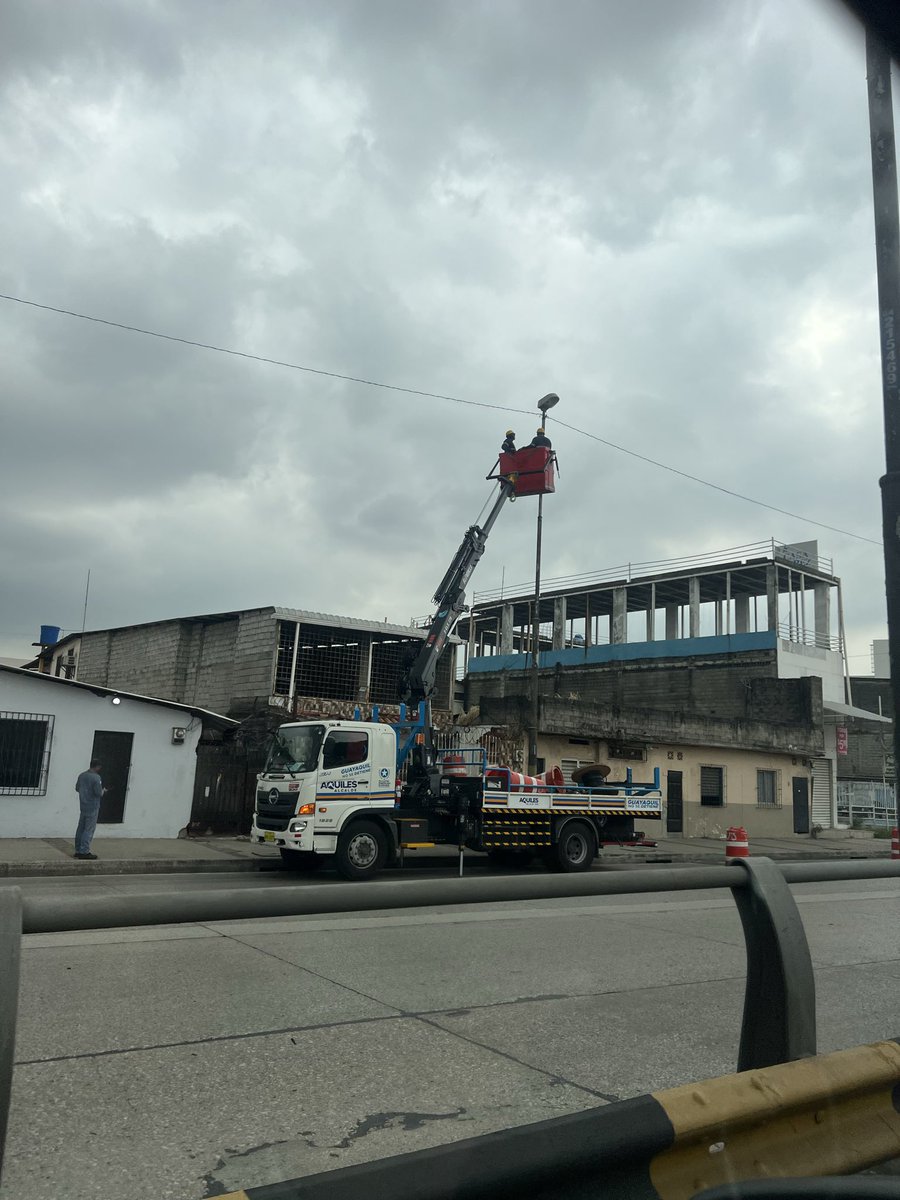 Cdla29dejunio's tweet photo. Agradecemos al Departamento de OOPP Eléctricas por atender nuestro requerimiento y reparar las luminarias de la Av. Pedro Menéndez Gilbert.

Una avenida iluminada es una avenida más segura para todos. 💡
@aquilesalvarez @taticoronelf @ArturoJEscala @alcaldiagye @181Responde https://t.co/WpXjMkdmT6