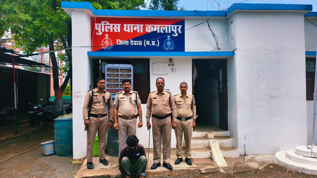 SpDewas's tweet photo. फरार ₹ 𝟏,𝟎𝟎𝟎/- के ईनामी आरोपी संजय उर्फ संजू पिता कमल अजनारिया को थाना कमलापुर पुलिस टींम ने किया गिरफ्तार।
@IgpUjjain
@DigUjjain
@MPPoliceDeptt
@PROJSDewas https://t.co/6Gvokyb4Df