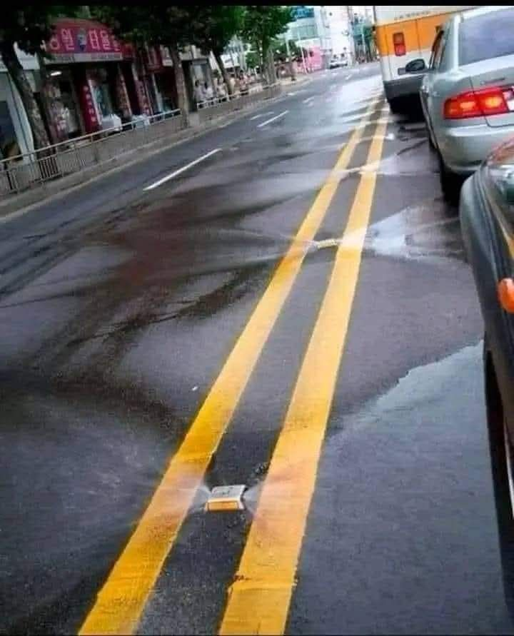 ather_hameed's tweet photo. ایک پاکستانی کاروباری شخص جاپان گیا اور وہاں کے نظام سے متاثر ہوا، اس نے اپنے جاپانی میزبان سے پوچھا
" آپ سب اتنے سمجھدار کیسے ہیں اور آپ نے ایسا ملک کیسے بنایا؟ "
جاپانی شخص نے جواب دیا
"دراصل آپ زیادہ سمجھدار ہیں "
پاکستانی حیران ہو کر بولا
"وہ کیسے؟ "
جاپانی نے جواب دیا

1👇 https://t.co/AVCp1Sp7vI