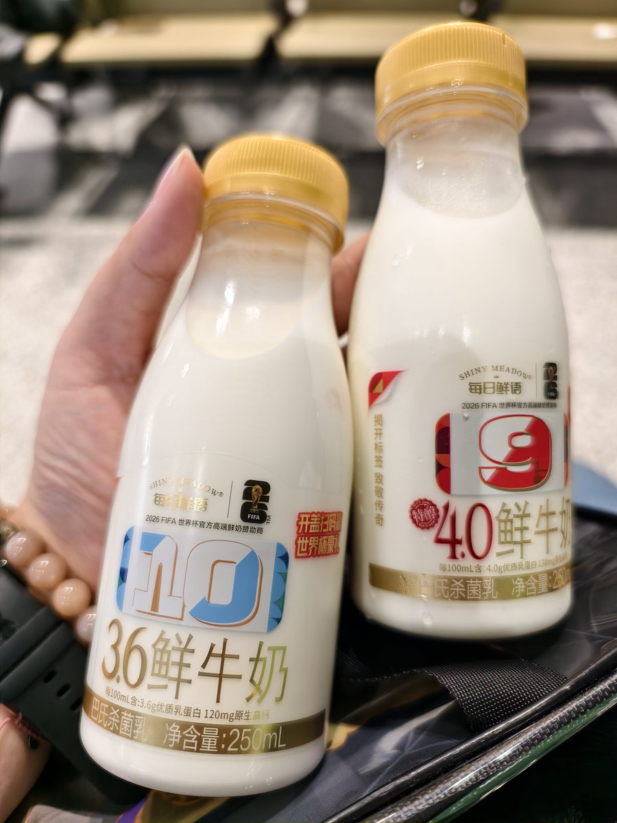 MiSloth293595's tweet photo. ไปรอบนี้ได้ดื่มนมแบรนด์พี่จ้านแน้วว เจอตั้งแต่สนามบินจนมินิมาร์ทฝั่งตรงข้ามโรงแรม อร่อยนัวๆเจ้มจ้น ปกติเราจะไวต่อนมกินได้บางยี่ห้อ อันนี้ของพี่จ้านคือไอเลิฟมั่กๆ 

#XiaoZhanxShinyMeadow #XiaoZhan #เซียวจ้าน https://t.co/avhtzPSedK