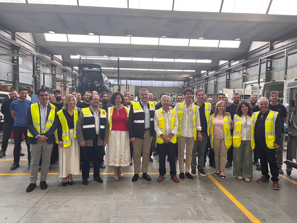 Transportes_CM's tweet photo. 🚕 La @ComunidadMadrid abre el 9 de junio el plazo para solicitar ayudas a taxis y VTC adaptados.

➡️ El consejero @jorgerodrigodo ha visitado en Getafe la sede de @Rehatrans, empresa referente en este sector. 

+Info: https://t.co/rWkTQtSMc5 https://t.co/9VZaZymQqh