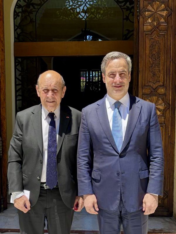 michelmoawad's tweet photo. التقيت اليوم في قصر الصنوبر المبعوث الرئاسي الفرنسي جان-إيف لو دريان، بحضور السفير الفرنسي هرفي ماغرو.

وتناول البحث آخر التطورات، لا سيما الاتفاق الذي نتج عن المفاوضات المباشرة بين لبنان وإسرائيل وتضمّن وقفاً لإطلاق النار، والذي رفضه حزب الله.

وأكدت خلال اللقاء الدعم الكامل للمفاوضات المباشرة التي تخوضها الدولة اللبنانية بقيادة رئيس الجمهورية مع إسرائيل في واشنطن، والتي تهدف إلى إنهاء النزاع بين البلدين والسير نحو سلام مستدام. فهذا ليس مطلباً أميركياً ولا إسرائيلياً، بل مصلحة لبنانية وطنية بامتياز، لإخراج لبنان والجنوب نهائياً من دائرة حروب الآخرين على أرضنا وعلى حساب شعبنا. فقرار السلم والحرب يجب أن يُتخذ في لبنان، عبر مؤسساته الدستورية، لا في طهران ولا في أي عاصمة أخرى.

كما شددت على ضرورة إطلاق مسار جدي ونهائي بالتوازي لاحتكار الدولة اللبنانية للسلاح، وتفكيك البنية العسكرية والأمنية لحزب الله التي أكدت الحكومة اللبنانية أنها خارجة عن القانون.

إن استعادة الدولة لقرارها وحصرية السلاح، والسير في مسار سلام يوقف الحرب والدمار، ويعيد تدريجياً السيادة إلى كامل الأراضي اللبنانية، ويؤمّن عودة النازحين وإعادة الإعمار، ويفتح الباب أمام الاستقرار والاستثمار وإعادة ربط لبنان بمحيطه العربي والعالم، ليس مؤامرة بل طريق الإنقاذ الوحيد.

أما المؤامرة الحقيقية فهي إصرار حزب الله على رفض هذا المسار، والتمسك بسلاحه خلافاً للدستور ولإرادة اللبنانيين، ومواصلة حرب عبثية جرّ لبنان إليها خدمةً لمصالح النظام الإيراني وعلى حساب لبنان والجنوب وأهله.

@JY_LeDrian