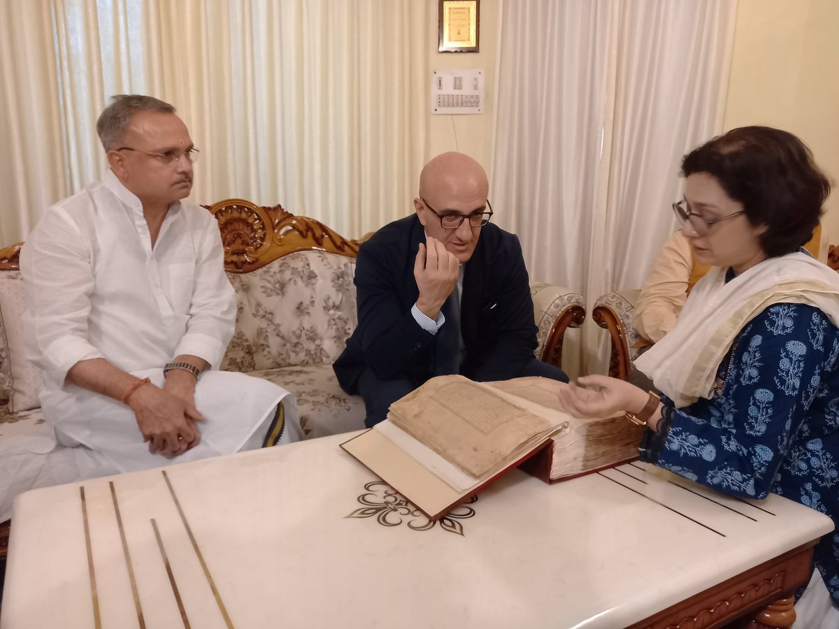 RazaLibrary's tweet photo. अज़रबैजान गणराज्य के राजदूत महामहिम श्री एल्चिन हुसेनअली ने अपने भ्रमण के अवसर पर यहां संरक्षित दुर्लभ पांडुलिपियों का अवलोकन किया। उन्होंने विशेष रूप से ख़म्सा-ए-निज़ामी, सिकंदरनामा, हज़रत अली द्वारा हस्तलिखित पवित्र कुरान तथा रागमाला एल्बम का अवलोकन किया। दिनांक 4 जून 2026 https://t.co/G4SYYkvgCS