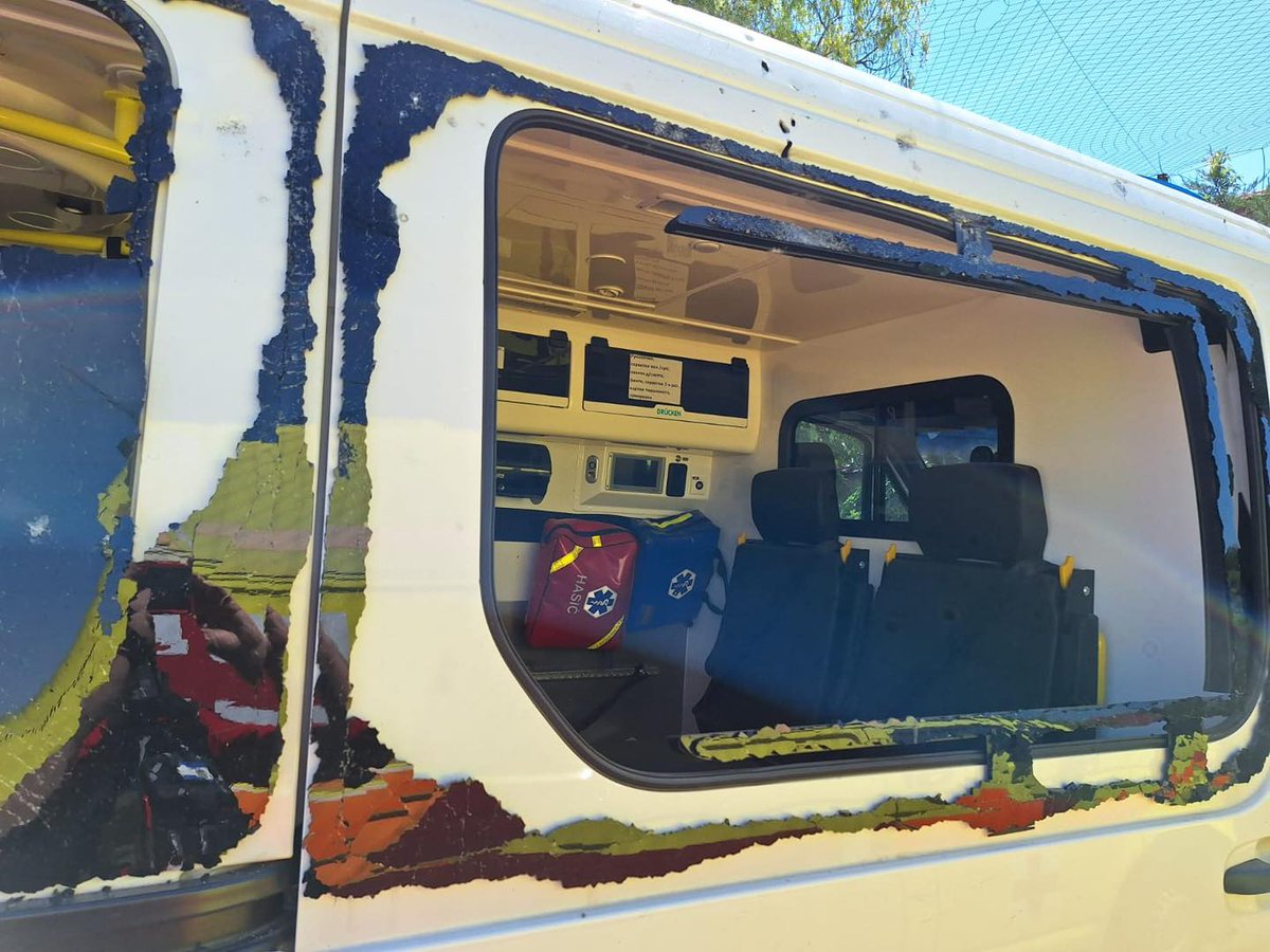RedCrossUkraine's tweet photo. ‼️Today, three Ukrainian Red Cross vehicles used for evacuation in the #Kherson region were damaged during another Russian attack. One volunteer sustained a concussion. Humanitarian workers and clearly marked humanitarian transport must never be targeted. #NotATarget #RedCross https://t.co/HGJ32ZPCbq