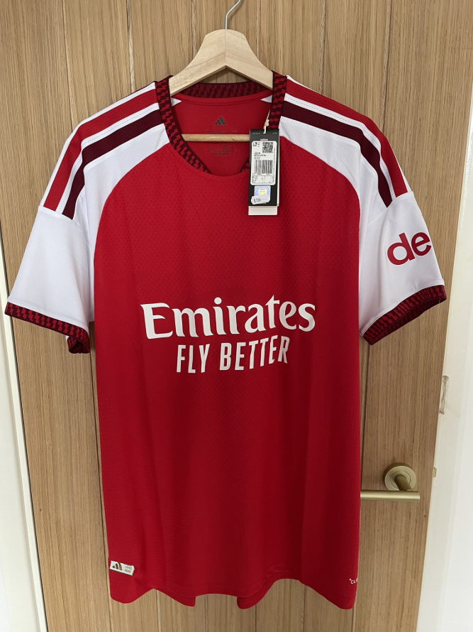 lnstantFoot's tweet photo. 🔴⚪️  𝗨𝗡 𝗙𝗔𝗡 𝗗’𝗔𝗥𝗦𝗘𝗡𝗔𝗟 𝗔 𝗥𝗘𝗖̧𝗨 𝗨𝗡 𝗠𝗔𝗜𝗟𝗟𝗢𝗧 𝗗𝗘́𝗙𝗘𝗖𝗧𝗨𝗘𝗨𝗫 ! 😭😭😭

Un supporter aurait commandé le nouveau maillot officiel d’Arsenal via Adidas, mais aurait reçu une version sans le logo du club ni celui de l’équipementier (Adidas). https://t.co/JDEXqwb4dH