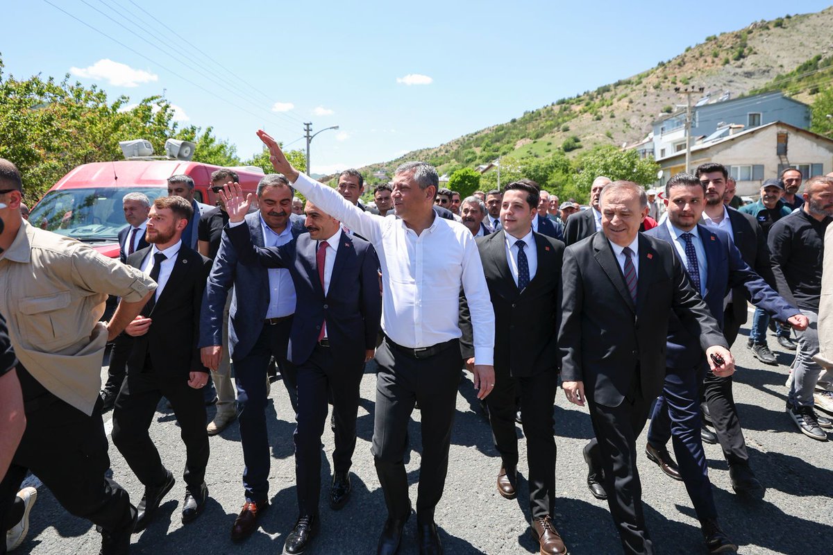 tbmmozgurozel's tweet photo. Seçilmiş Genel Başkanımız Özgür Özel, Gümüşhane’nin Tekke Beldesi’nde coşkuyla karşılandıktan sonra cuma namazını Çağırgan Baba Cami’de vatandaşlarla birlikte kıldı. https://t.co/y6srfq8g4L
