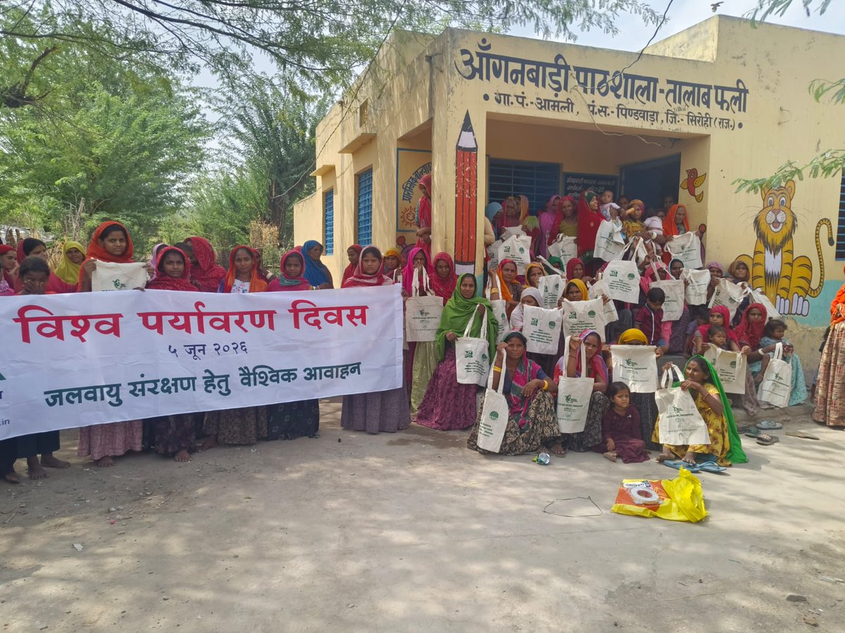 Sirohikiaawaz's tweet photo. #Sirohi #Ultratech #Jaipur 
विश्व पर्यावरण दिवस पर नाथद्वारा सीमेंट वर्क्स की अनूठी पहल, पौधरोपण व कपड़े के थैलों का किया वितरण,
सिरोही. विश्व पर्यावरण दिवस के अवसर पर अल्ट्राटेक नाथद्वारा सीमेंट वर्क्स में यूनिट चीफ सी.पी.एस. चौहान के नेतृत्व में प्लांट परिसर, खनन क्षेत्र और आसपास के गांवों में पर्यावरण संरक्षण को लेकर विभिन्न जागरूकता कार्यक्रम आयोजित किए गए,
कार्यक्रम के दौरान महिलाओं, ग्रामीणों और कर्मचारियों ने पौधरोपण कर अधिक से अधिक पौधे लगाने तथा उनके संरक्षण का संकल्प लिया, इस अवसर पर पर्यावरण संतुलन बनाए रखने के लिए पौधों की नियमित देखभाल और सिंचाई के महत्व पर भी जोर दिया गया,
सिंगल-यूज़ प्लास्टिक के उपयोग को कम करने के उद्देश्य से ग्रामीणों को कपड़े के थैले वितरित किए गए तथा पर्यावरण अनुकूल जीवनशैली अपनाने का संदेश दिया गया, वक्ताओं ने प्रदूषण नियंत्रण, हरित वातावरण के विकास और जलवायु परिवर्तन की चुनौतियों से निपटने में जनभागीदारी की भूमिका को महत्वपूर्ण बताया,
कार्यक्रम में पर्यावरण संरक्षण से जुड़ी उपयोगी जानकारियां साझा की गईं, आयोजन में शामिल महिलाओं, ग्रामीणों और कर्मचारियों ने इस पहल की सराहना करते हुए पर्यावरण संरक्षण के लिए सक्रिय योगदान देने का संकल्प लिया।