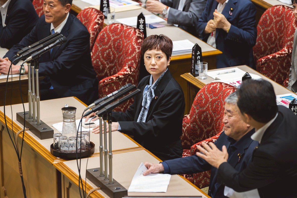 fumiyo_fukuoka's tweet photo. 予算委員会全大臣総理テレビ入り質疑。
またこの期に及んでも全く国民生活を守らない補正予算が通りました。

GDP50％を占める個人消費を増やす事こそが、経済回復の大きな鍵。
先進国で40年近く最も経済成長しない日本政府が今すぐやることは一つ。

積極財政は主権者の皆さんに躊躇なく大胆に施すこと。れいわ新選組は102兆円の補正予算を求めます。

本気でそれくらいやんなきゃ、ここまで壊された生身の国民生活者たちを救えない❗️❗️

主権者の皆さん。見極めて下さい❗️❗️

#消費税廃止
#ガソリン税ゼロ
#全国民に現金給付
#れいわ新選組