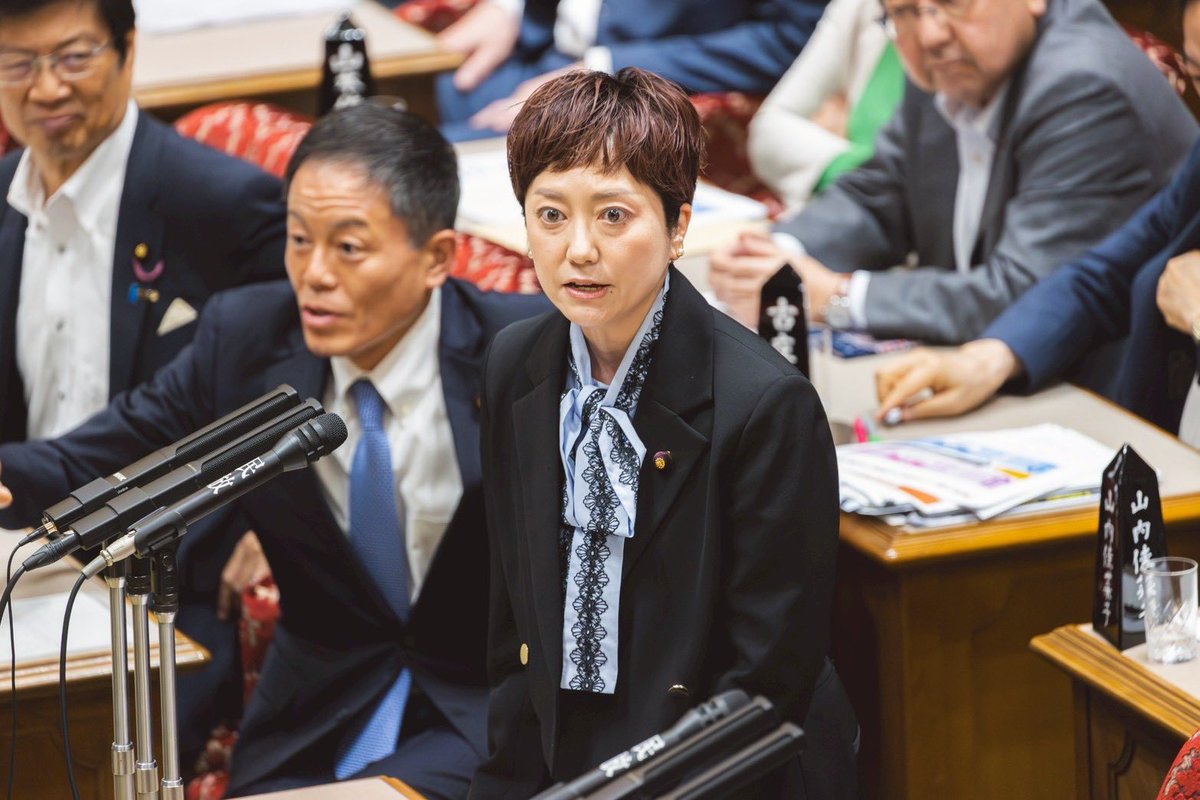 fumiyo_fukuoka's tweet photo. 予算委員会全大臣総理テレビ入り質疑。
またこの期に及んでも全く国民生活を守らない補正予算が通りました。

GDP50％を占める個人消費を増やす事こそが、経済回復の大きな鍵。
先進国で40年近く最も経済成長しない日本政府が今すぐやることは一つ。

積極財政は主権者の皆さんに躊躇なく大胆に施すこと。れいわ新選組は102兆円の補正予算を求めます。

本気でそれくらいやんなきゃ、ここまで壊された生身の国民生活者たちを救えない❗️❗️

主権者の皆さん。見極めて下さい❗️❗️

#消費税廃止
#ガソリン税ゼロ
#全国民に現金給付
#れいわ新選組