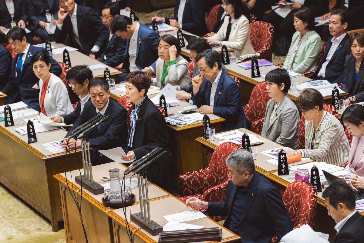 fumiyo_fukuoka's tweet photo. 予算委員会全大臣総理テレビ入り質疑。
またこの期に及んでも全く国民生活を守らない補正予算が通りました。

GDP50％を占める個人消費を増やす事こそが、経済回復の大きな鍵。
先進国で40年近く最も経済成長しない日本政府が今すぐやることは一つ。

積極財政は主権者の皆さんに躊躇なく大胆に施すこと。れいわ新選組は102兆円の補正予算を求めます。

本気でそれくらいやんなきゃ、ここまで壊された生身の国民生活者たちを救えない❗️❗️

主権者の皆さん。見極めて下さい❗️❗️

#消費税廃止
#ガソリン税ゼロ
#全国民に現金給付
#れいわ新選組