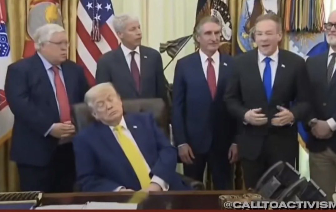 ElliotES44's tweet photo. Imagine anyone, any average citizen, doing this in a work meeting. What would happen?

Now, imagine the president of the most powerful nation in the world doing the same and nothing happening. Absolutely surreal. https://t.co/Wge6AolfbQ
