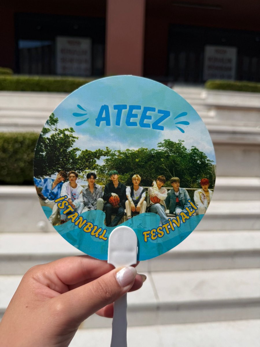 blackcatchoisan's tweet photo. ATEEZ İstanbul Festivali el yelpazeleri SATIŞTAA shopier: marshii ,gardrops ve dolap: marsshiii tanesi 150 tl tamamen kendi tasarımım yapay zeka kullanılmadı 🪭 https://t.co/dit8UjYrD0