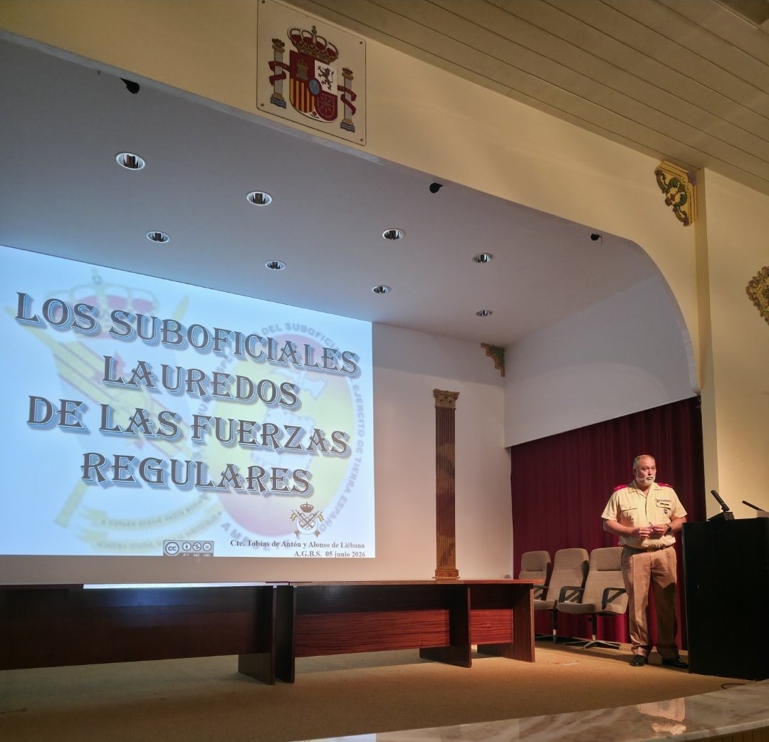 MADOC_ET's tweet photo. Los alumnos de 3° de la #AGBS asisten a la conferencia sobre suboficiales laureados de las Fuerzas Regulares, la imparte el comandante del Grupo de Regulares 54 Tobias de Anton. Su abuelo, medalla militar, su tatarabuelo, Laureado, ambos alcanzaron el empleo de capitán. https://t.co/tqBJDUupyl