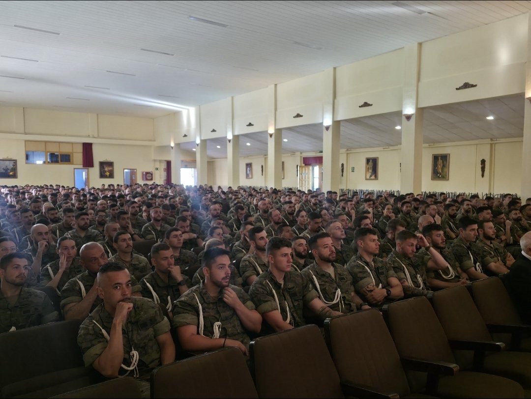 MADOC_ET's tweet photo. Los alumnos de 3° de la #AGBS asisten a la conferencia sobre suboficiales laureados de las Fuerzas Regulares, la imparte el comandante del Grupo de Regulares 54 Tobias de Anton. Su abuelo, medalla militar, su tatarabuelo, Laureado, ambos alcanzaron el empleo de capitán. https://t.co/tqBJDUupyl