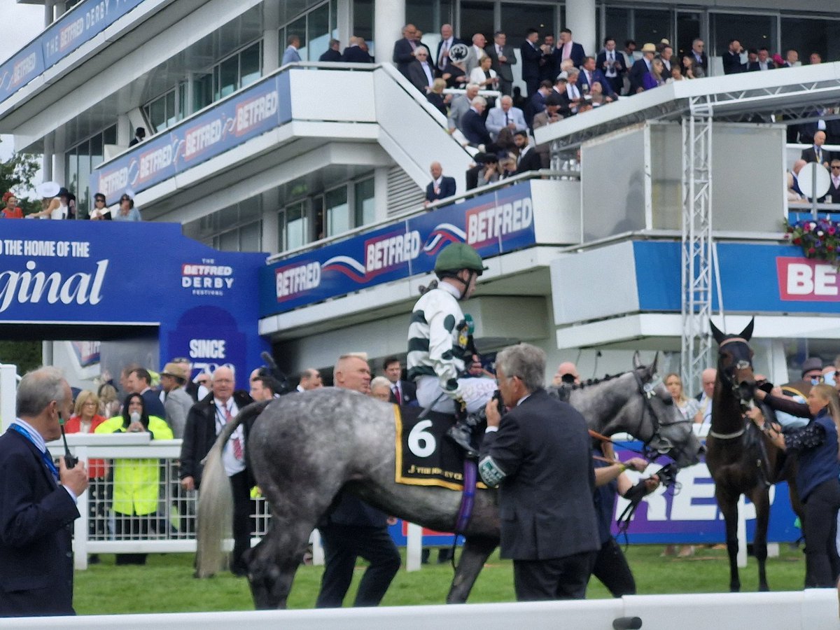 SportsNewsIRE's tweet photo. Naana's Shadow (7/2f) wins The opening 3YO 'Dash' @EpsomRacecourse for @oismurphy and trainer Katie Scott https://t.co/LSvHsBuFdU