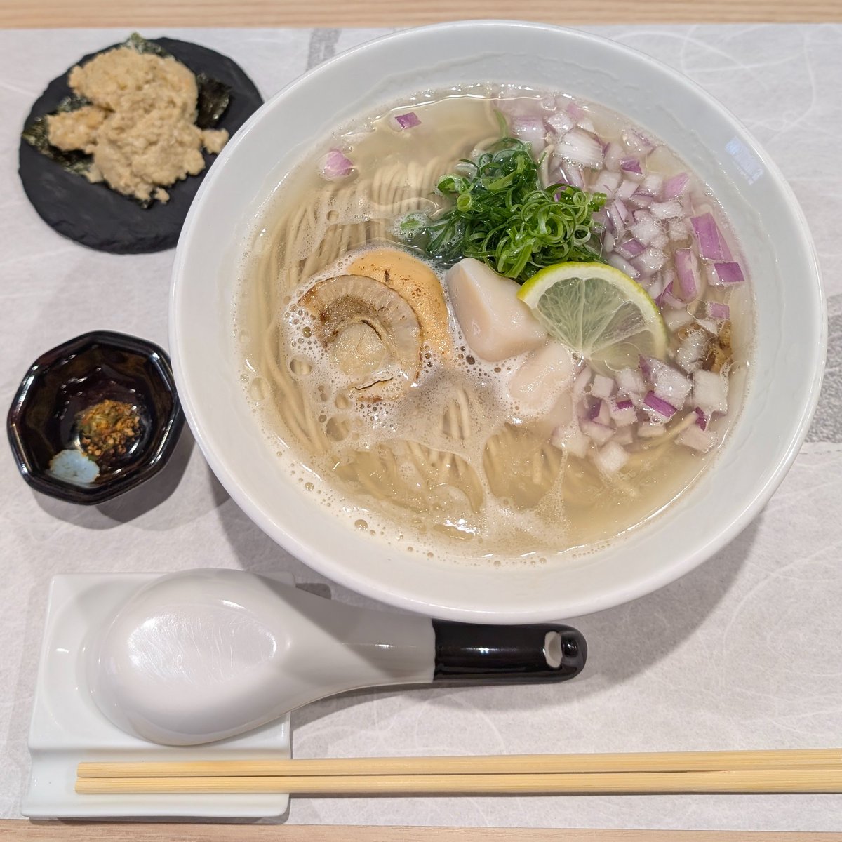 naganyosan's tweet photo. 麺屋どんくさん「淡麗帆立塩蕎麦」
気温24度でちょい暑でしたが、出汁の香りや細麺をよく味わいたかったので、ホットをオーダー！
まさにその通りの涅槃行きのおいしさで大正解！俺の占いは当たる。
さらに帆立ペーストで旨味ブーストがトレビアン！
ランチに贅沢で幸せな１杯をいただきました。 https://t.co/PmSxII2zRX