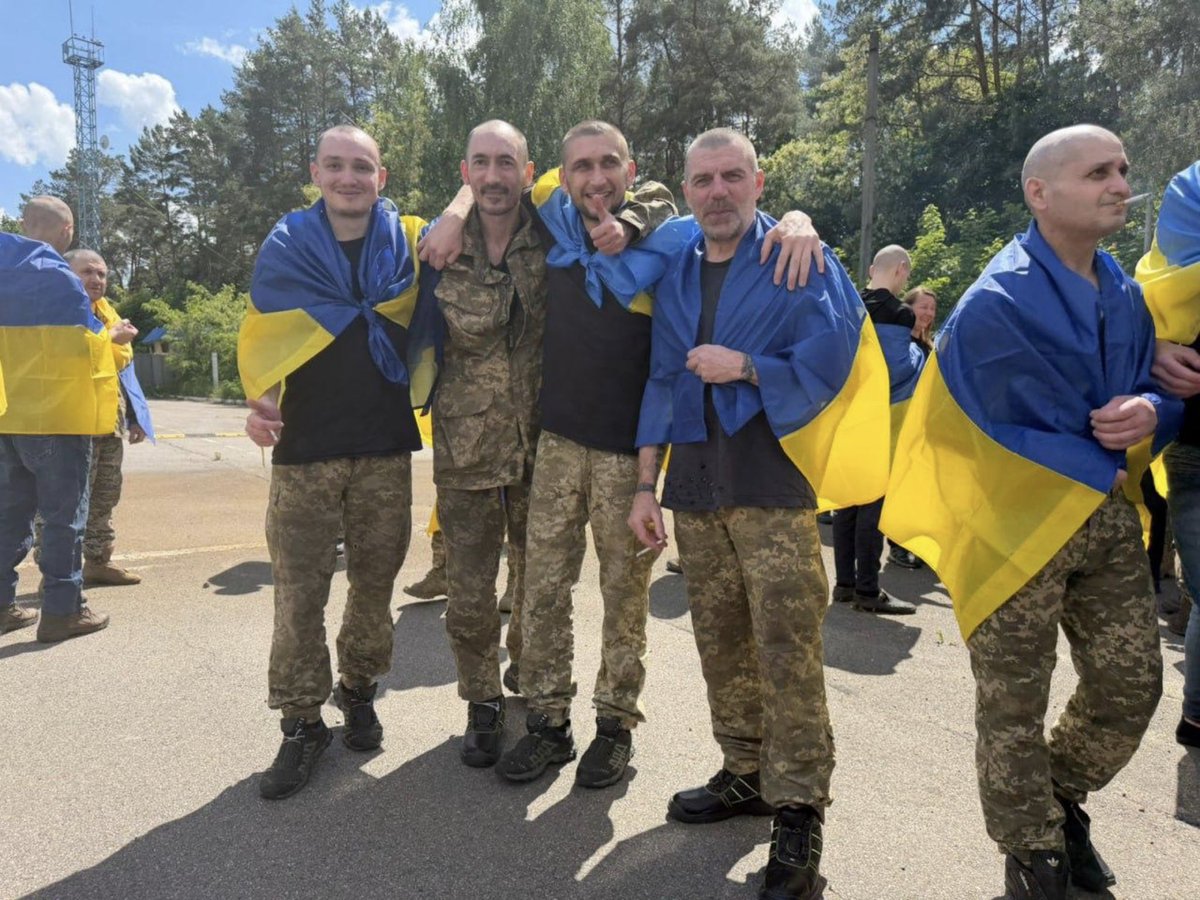 GrafKorina's tweet photo. ⚡️ 185 ukrainische Verteidiger kehren heute aus russischer Gefangenschaft nach Hause zurück. Zusätzlich wurde ein Zivilist freigelassen.

Unter ihnen Soldaten der Streitkräfte, der Nationalgarde und des Grenzschutzes. Viele verteidigten Mariupol und Azovstal, andere kämpften an den Fronten von Donezk bis Kursk.

Einige waren seit 2022 in russischer Gefangenschaft.

💛💙 Willkommen zu Hause