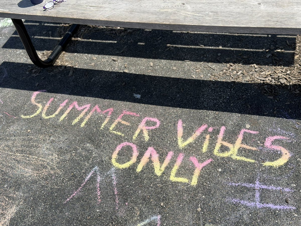 VanAllen_ICCSD's tweet photo. Last day of school, 12:55pm dismissal.

Thanks for a great year; have an excellent summer! 😎

#VanAllenPride 🚀 https://t.co/pfCgQPbMCS