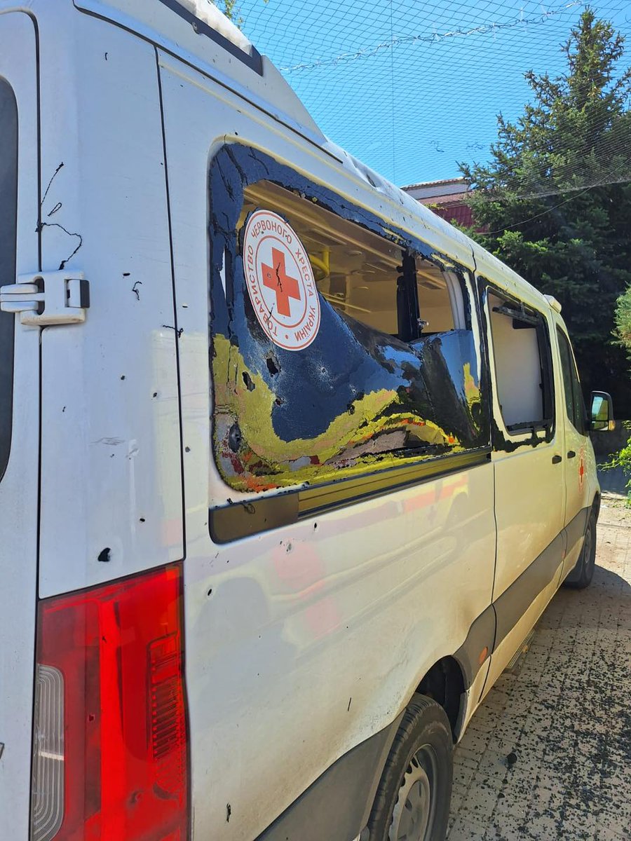 RedCrossUkraine's tweet photo. ‼️Today, three Ukrainian Red Cross vehicles used for evacuation in the #Kherson region were damaged during another Russian attack. One volunteer sustained a concussion. Humanitarian workers and clearly marked humanitarian transport must never be targeted. #NotATarget #RedCross https://t.co/HGJ32ZPCbq