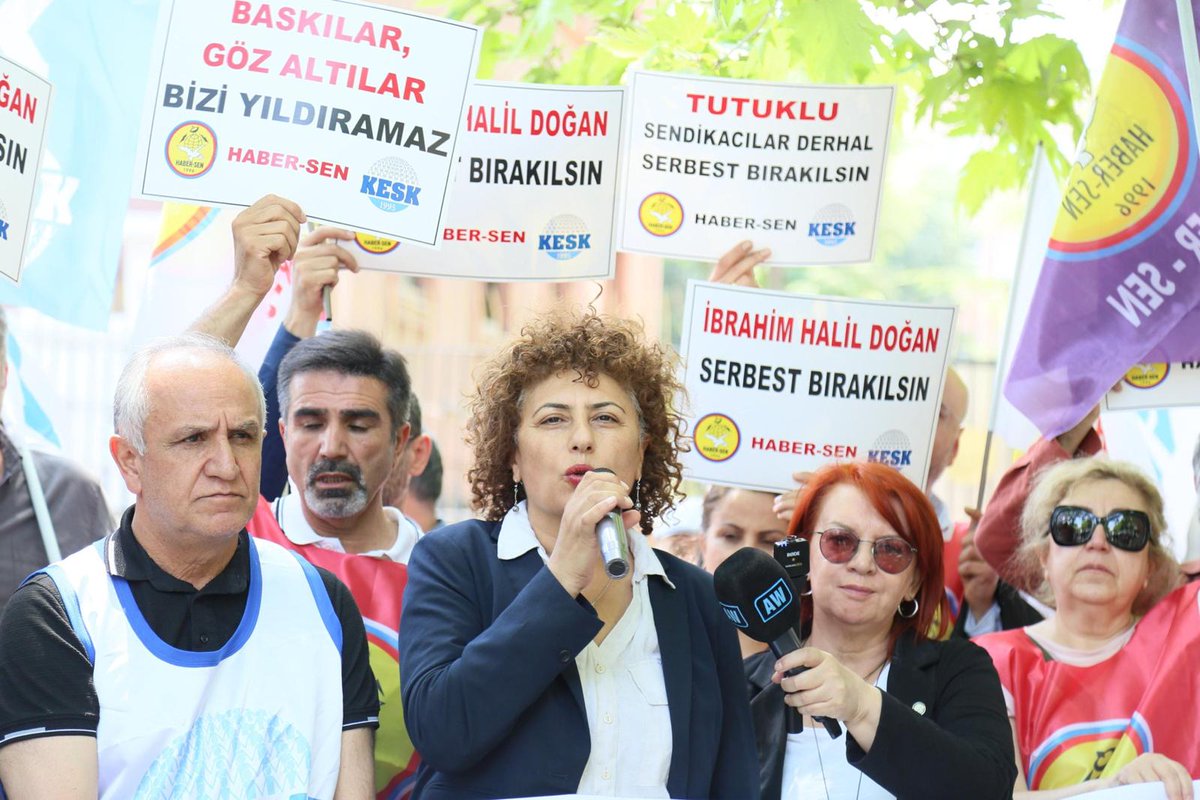 egitimsen's tweet photo. Eğitim Sen Genel Başkanı Kemal Irmak ve MYK üyeleri, KESK Eş Genel Başkanı Ayfer Koçak ve MYK üyeleri, bağlı iş kolları MYK üyeleri ve KESK Ankara Şubeler Platformu üyeleri, Adalet Bakanlığı önünde basın açıklaması gerçekleştirdi. Açıklamada,  aralarında KESK’e bağlı sendikaların üye ve yöneticileriyle siyasi parti temsilcilerinin hukuksuzca tutuklanması protesto edilerek, tutukluların serbest bırakılması talep edildi.