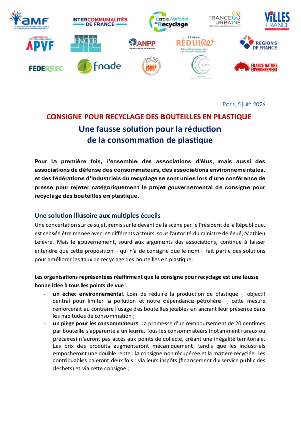 l_amf's tweet photo. 🔴[COMMUNIQUÉ DE PRESSE]
Consigne pour recyclage des bouteilles en plastique : Une fausse solution pour la réduction de la consommation de plastique 

Pour la première fois, l’ensemble des associations d’élus, mais aussi des associations de défense des consommateurs, des associations environnementales, et des fédérations d’industriels du recyclage se sont unies lors d'une conférence de presse pour rejeter catégoriquement le projet gouvernemental de consigne pour recyclage des bouteilles en plastique.

Les organisations représentées réaffirment que la consigne pour recyclage est une fausse bonne idée à tous les points de vue. 

Elles proposent un plan en 14 mesures pour atteindre les objectifs européens de recyclage et de réduction des plastiques. Elles exigent que le Gouvernement abandonne ce semblant de concertation et s'engage enfin sur des solutions concrètes.