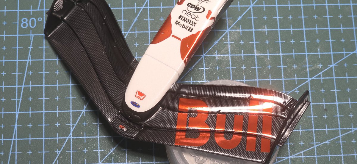 fk_models2x's tweet photo. Fウイングの箔デカールは、フラップ一枚ずつ一体。カーボンの半ツヤは残す必要があるので、ロゴ周辺の余白残さないよう（これを残すと艶々になる）ラインギリギリでカットして貼ります。
#newscratch #rb21 https://t.co/nozLyuLlEF