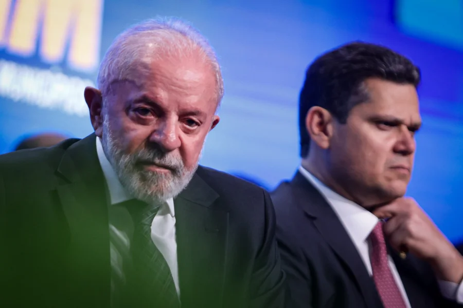 BlogdoNoblat's tweet photo. Ruptura entre Lula e Alcolumbre se aprofunda, após provocações do chefe do Planalto. Petista não fala com o chefe do Congresso desde que o nome de Jorge Messias foi rejeitado para o STF. Na frente de todos os ministros, disse Lula: “Eu não tenho problema com ele. O Alcolumbre é que criou um problema para ele mesmo” (veja)