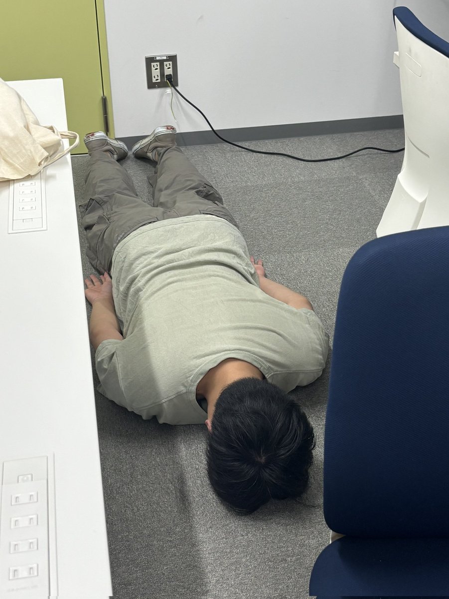 pinepine_math's tweet photo. 90分の自主ゼミに85分遅刻した友達が見たことないくらい深い土下座してくれて神 https://t.co/KNP0jBz5D4