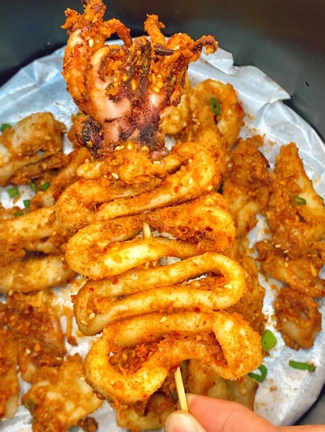 OYucetag's tweet photo. Craving late-night snacks This crispy fried squid skewer with savory chili flakes hits different on the roadside!  #StreetFoodVibes， https://t.co/0VCJ008fLI