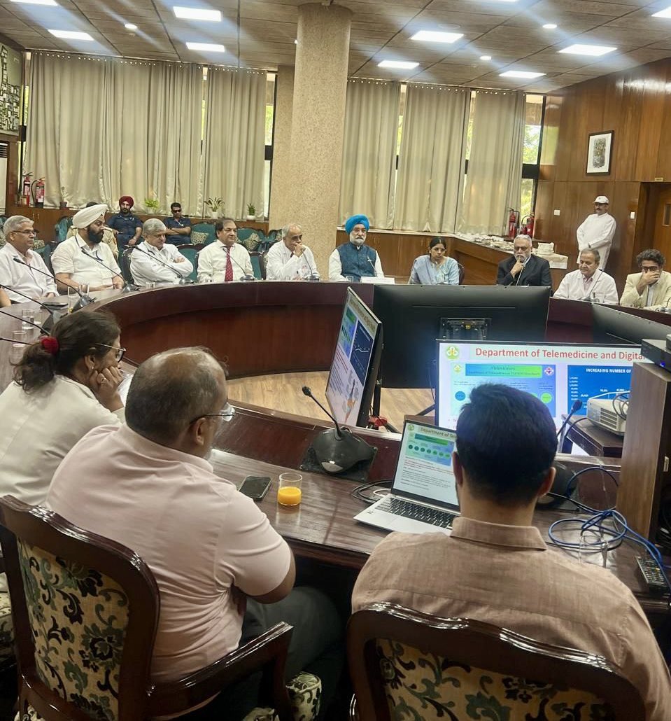 LtGovDelhi's tweet photo. Interacted with the Director and dedicated team of top medical professionals at Postgraduate Institute of Medical Education and Research today. Commended their tireless service and held discussions on advancements in healthcare delivery, patient care, and medical research.

The commitment, compassion, and expertise of our medical community remain the bedrock of a healthier and stronger society.