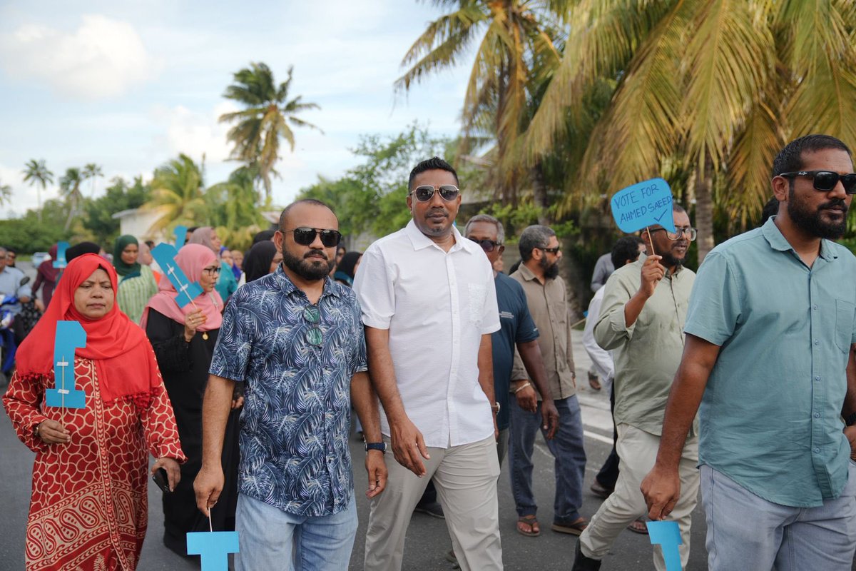 EenInoo's tweet photo. ވަގުތުން 📍  އައްޑޫ  ސިޓީ  ހިތަދޫ 

ހިތަދޫ އުތުރު ބައި-އިލެކްޝަންގައި ޕީއެންސީގެ ފަރާތުން ވާދަކުރައްވާ ކެންޑިޑޭޓް އަޙްމަދު ސަޢީދުގެ ކެންޕެއިން ނިންމާލުމުގެ ގޮތުން ބާއްވާ ހިނގާލުން

#DhiveheengeRaajje 
#CongressPartyMV 
#CandidateNo1
#VoteSoda https://t.co/YGpKxFMYHy