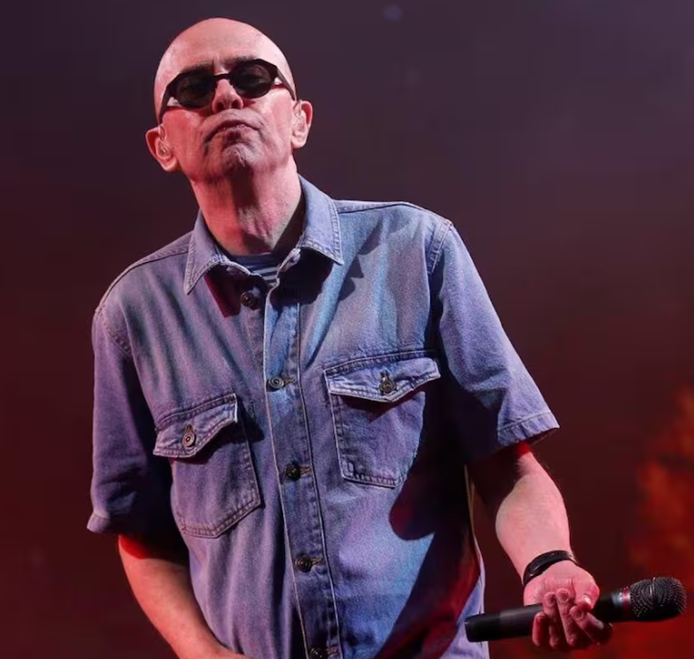 alvaromorapy's tweet photo. 🚨El rock está de luto...a los 77 años, partió el "Indio" Solari. Carlos Alberto, la voz eterna de Patricio Rey y sus Redonditos de Ricota, falleció este viernes 5 de junio en su casa, tras una larga batalla contra el Parkinson. La noticia de su fallecimiento ha dejado en shock a millones de fanáticos de todas las generaciones, quienes lo veneramos en su época de los Redondos y, más tarde, en su viaje solista junto a Los Fundamentalistas del Aire Acondicionado. QEPD Indio querido! #RLH #RockandPop