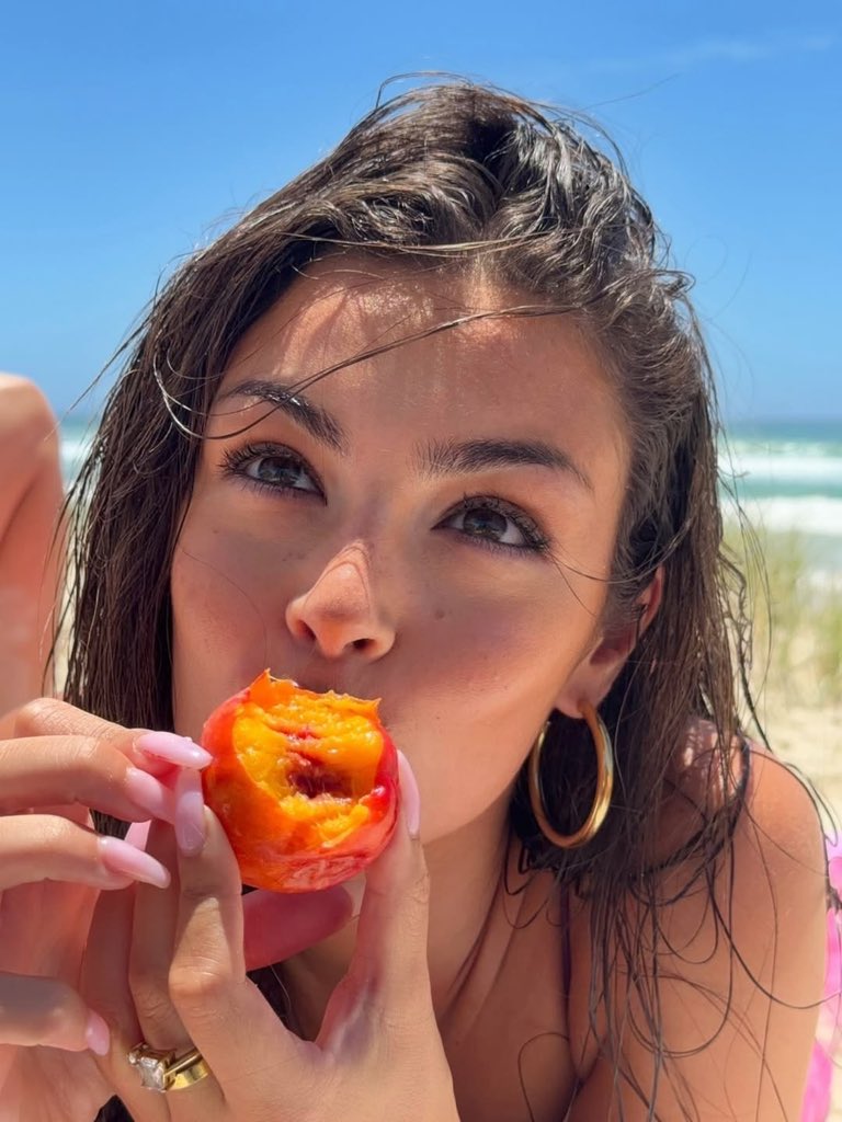itgirlsvogue's tweet photo. she thrives in summer. https://t.co/7YIIIDJkQb