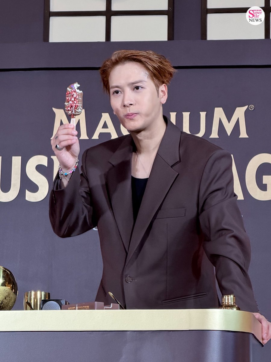 SuperstarnewsTH's tweet photo. บรรยากาศสุดพิเศษ ครบ 34 ปี Magnum กับ #JacksonWang Global Brand Ambassador ที่เดินทางมาร่วมสร้างค่ำคืนแห่งความฟินและความทรงจำสุดเอกซ์คลูซีฟในงานเปิดบ้าน House of Magnum 🚪

งานนี้อากาเซ่หายคิดถึงกันเล้ย 🥰
#MagnumTHxJacksonWang 
#HouseofMagnum 
#DesignedForPleasure https://t.co/n119NeR12x