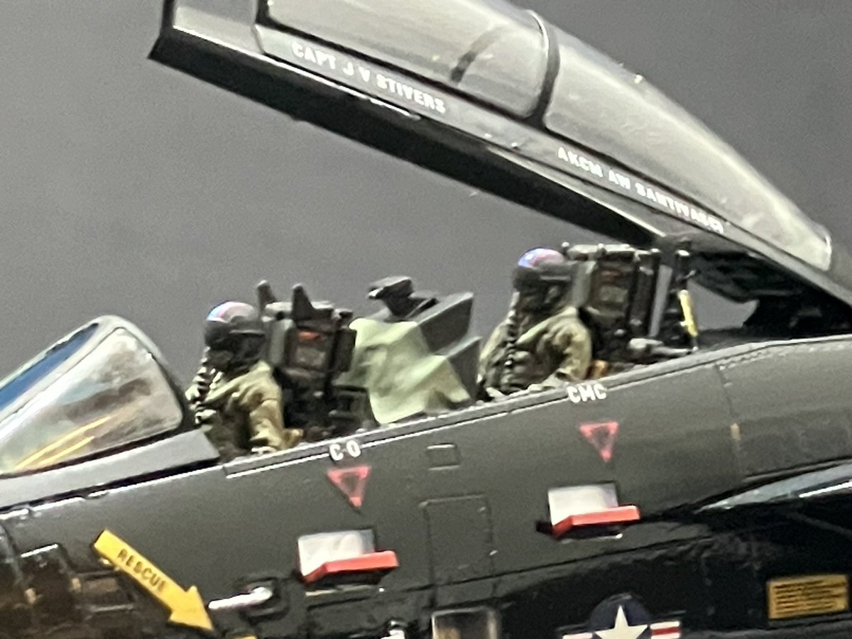 T_Kouduki's tweet photo. タミヤ1/72F-14DトムキャットVX-9《ヴァンパイアーズ》完成！現状、トムキャットの最新キットだけあって細かいところまで配慮が行き届いてて、パーツ数は多いですが組みやすかったのです。なんとか明日の展示会に間に合った……！ https://t.co/Tu8kdfB83G