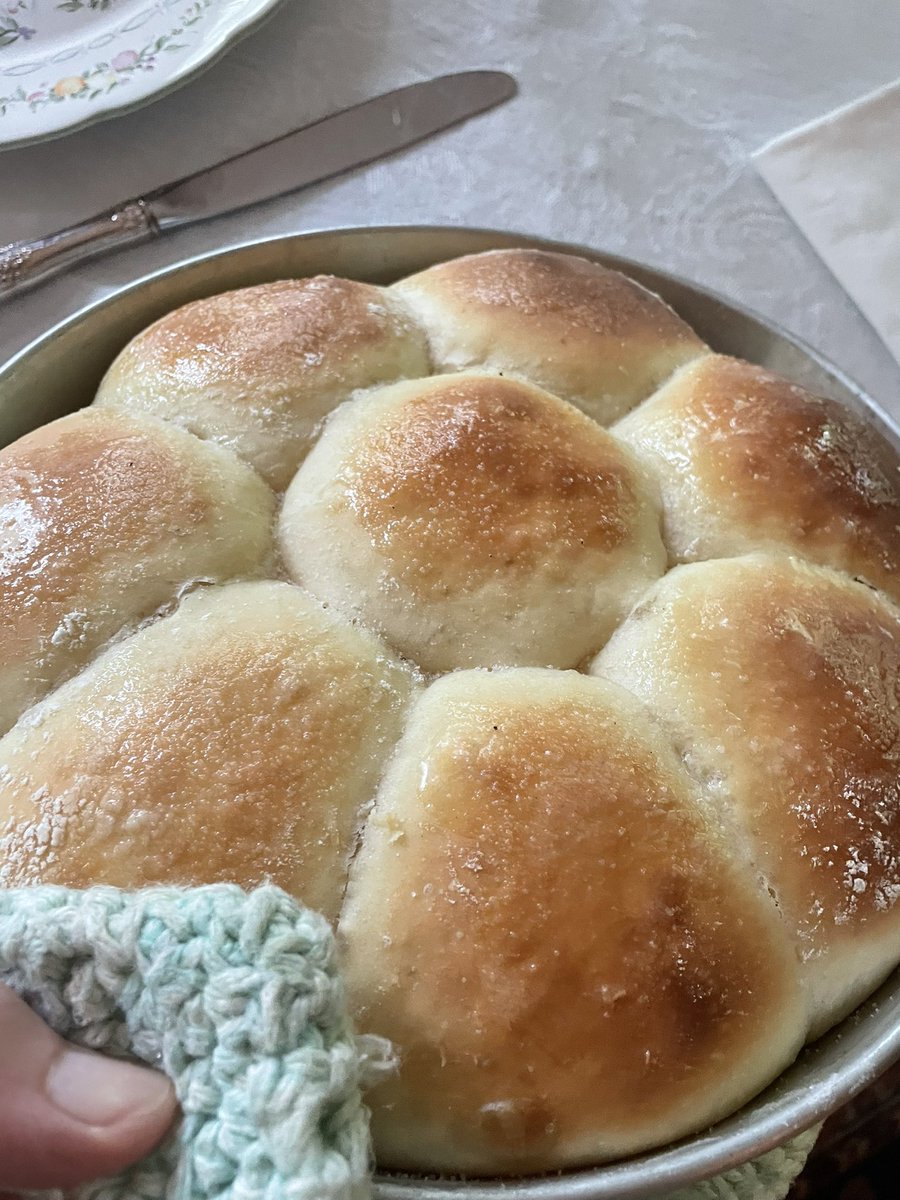 mtnhousewife's tweet photo. Old-fashioned yeast rolls  hot out of the oven, brushed with butter, for your husband to come home to. (Recipe in the comments.) https://t.co/XDFc6KiFC8